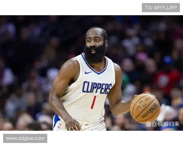 哈登训练后坚持加练超一小时展现职业精神与拼搏态度