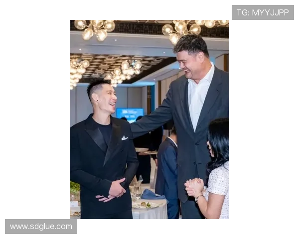 书豪香港企业峰会之旅与蔡老板姚明相聚并畅游迪士尼乐园