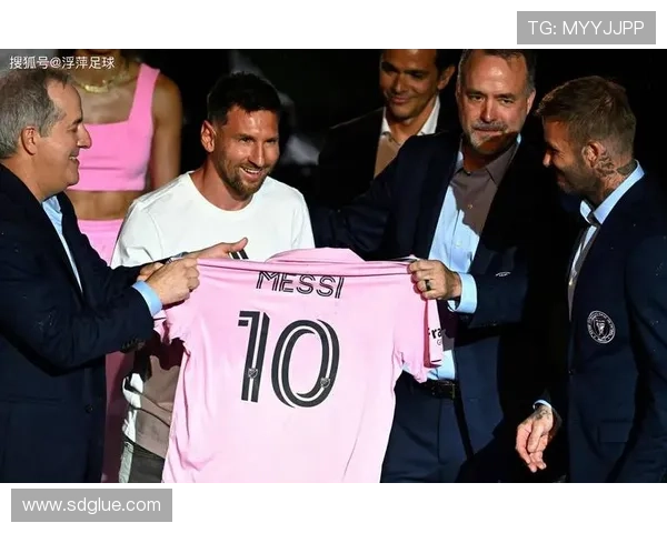 布斯克茨携妻儿共庆退役仪式迈阿密球迷齐聚致敬